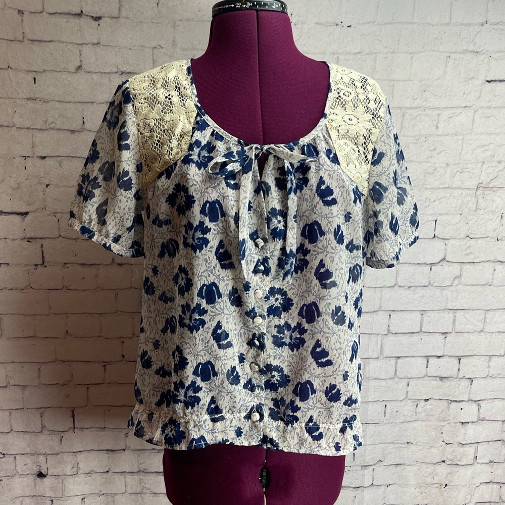Urban Outfitters Kimchi Blue size medium white and blue blouse